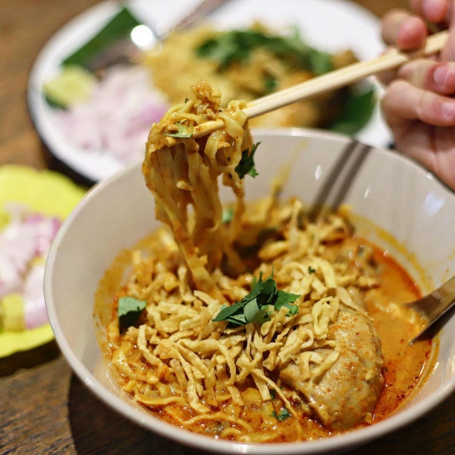 Khao Soi là món mì xào giòn nổi tiếng của Chiang Mai. Ảnh: therantingpanda