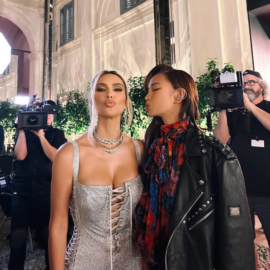 Châu Bùi còn có dịp check-in tại Private Dinner của nhà mốt Dolce & Gabbana cùng Kim Kardashian.