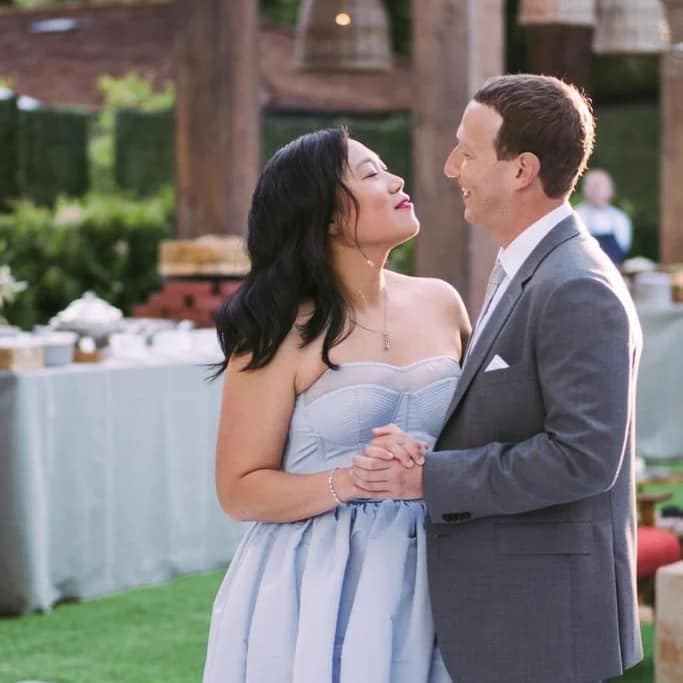 Mark Zuckerberg tái hiện ảnh cưới cũ nhân 10 năm ngày cưới - Ảnh 5