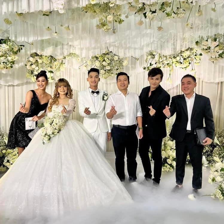Hoa hậu Khánh Vân đứng cạnh cô dâu xinh đẹp