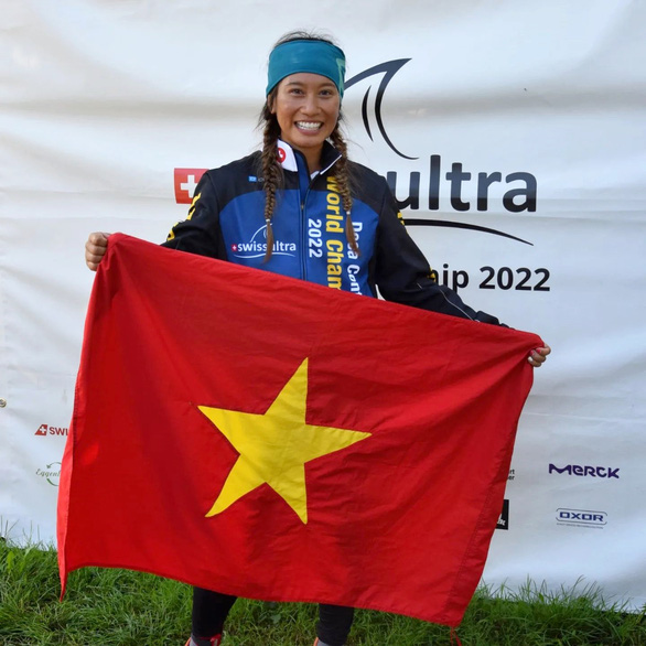 Cô gái Việt xuất sắc giành vô địch thi bơi 38km, đạp xe 1.800km, chạy bộ 422km