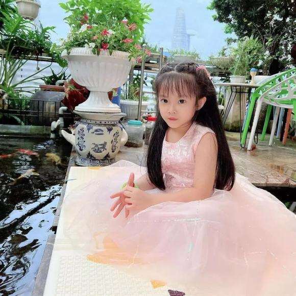 Diệp Lâm Anh tung loạt ảnh mới nhất của con gái đầu lòng 4 tuổi.