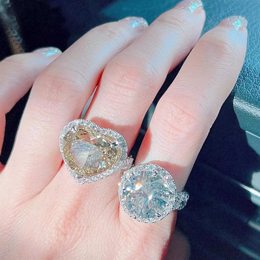 Chiếc nhẫn kim cương mới tậu có hình trái tim ở giữa màu vàng và đính viền xung quanh là những đá quý lấp lánh