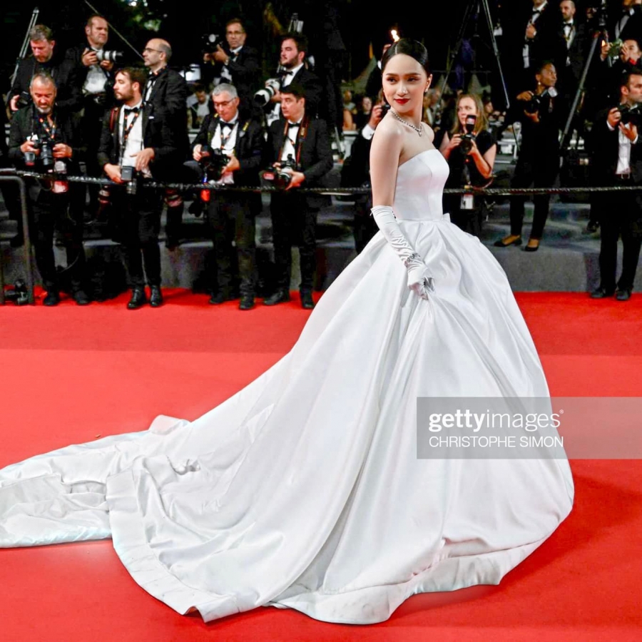 Hương Giang trên thảm đỏ Cannes như cô dâu, netizen tưởng qua Pháp chụp ảnh cưới - Ảnh 3