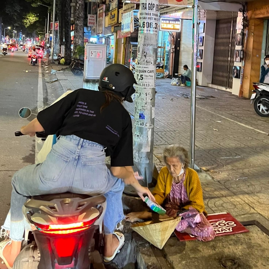 Nửa đêm, HH Thùy Tiên ra đường bằng xe máy đi tìm người nghèo - Ảnh 2