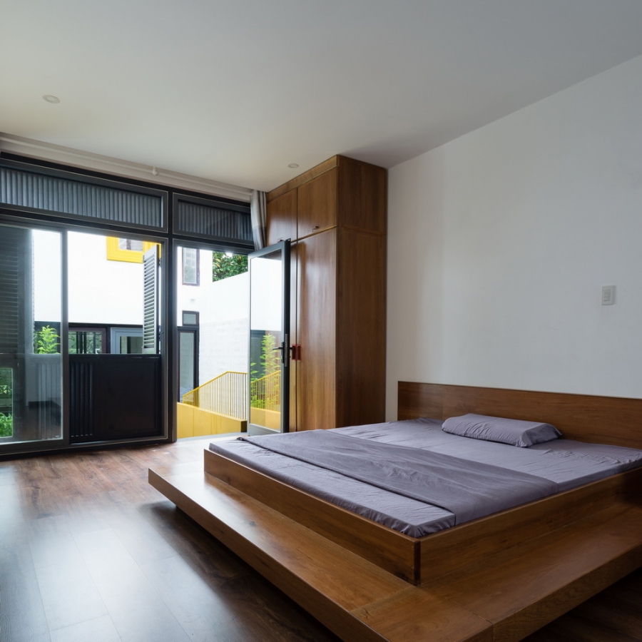 Phòng ngủ của cặp vợ đôi 'chồng Bắc vợ Nam' cũng được thiết kế tối giản, hạn chế tối đa nội thất để tạo cảm giác thoải mái và thoáng đãng.