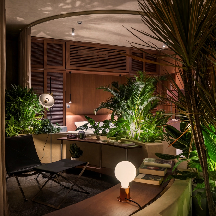 Đồ nội thất và hệ thống đèn chiếu sáng được sử dụng trong căn hộ cao cấp này chủ yếu được lựa chọn và đặt hàng từ thương hiệu thiết kế nội thất nổi tiếng của Đan Mạch là Fritz Hansen.