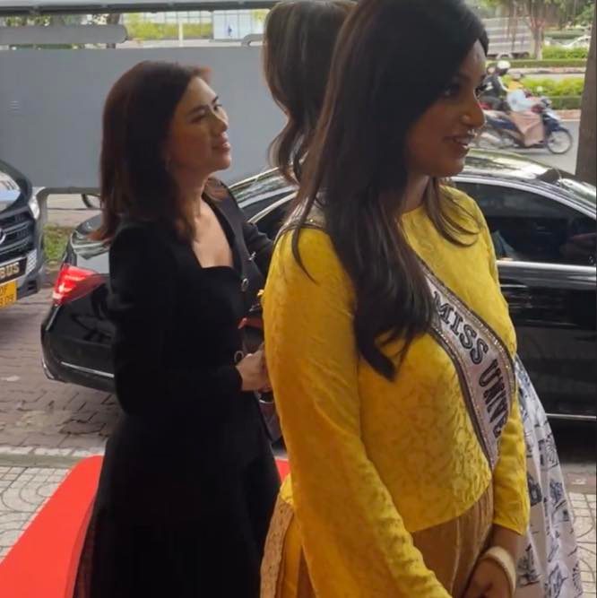 Hoa hậu Harnaaz Sandhu bị nhận xét 'như mẹ tui' khi mặc áo dài Việt Nam - Ảnh 2