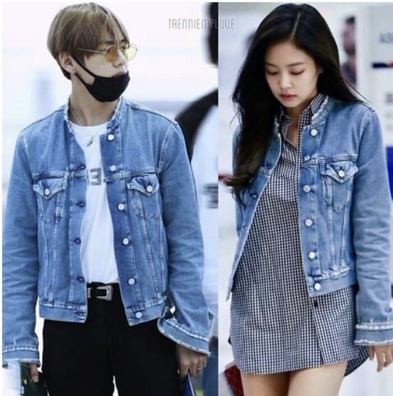 Jennie và V đều sở hữu chiếc áo khoác jeans crop top giống hệt nhau chỉ khác size. Cả hai đều từng diện công khai, không hề giấu diếm. 