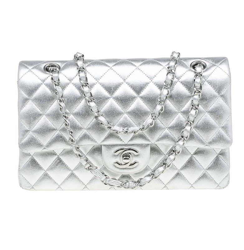 Chanel Classic Flap Bag là một trong những mẫu túi bán chạy nhất của thương hiệu Pháp, tính đến hiện tại đã không còn mẫu nào thuộc dòng túi này có giá dưới 90 triệu đồng do chính sách tăng giá mỗi năm.