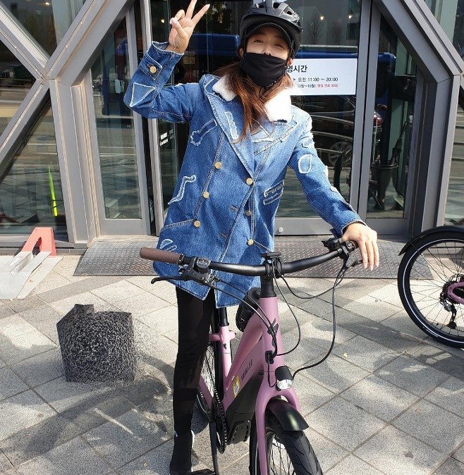 Cô cũng thường xuyên diện trang phục giản dị và tham gia các hoạt động giải trí ngoài trời như đạp xe.