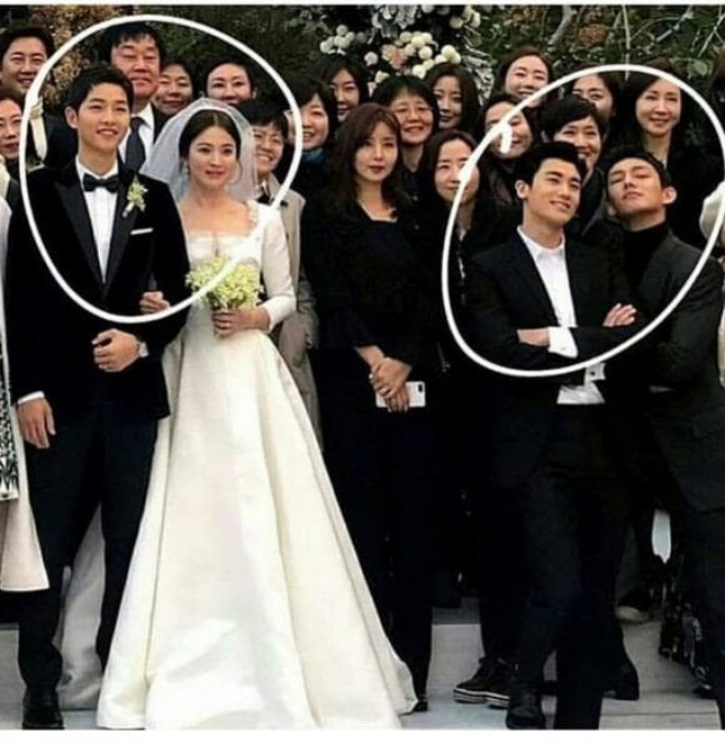 Park Hyung Sik cũng từng có mặt trong lễ cưới của Song Hye Kyo và chồng cũ Song Joong Ki. Anh chàng được xếp vào dàn khách mời thân thiết của mỹ nhân họ Song.
