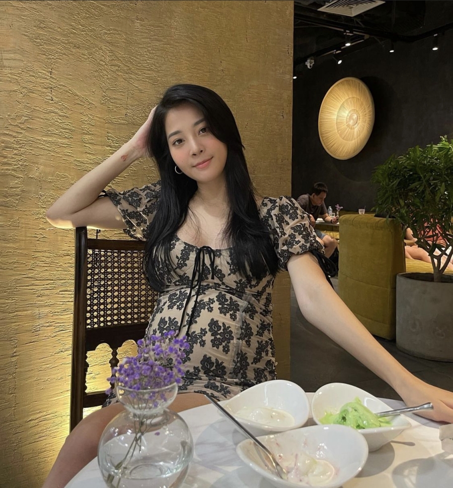 Từ sau khi mang thai, Karen Nguyễn ít hoạt động showbiz hơn mà chủ yếu dành thời gian bên gia đình. Cô nàng thường xuyên đi du lịch để có được một tinh thần thoải mái, vui vẻ trước ngày 'lâm bồn'.