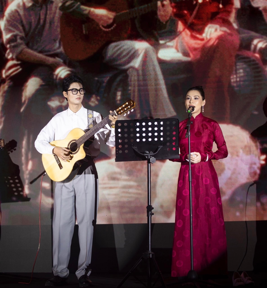 'Sơn' và 'Khánh Ly' trong phân cảnh trình diễn ra mắt cặp đôi âm nhạc tại Văn quán - Sài Gòn.
