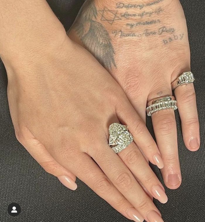 Cặp nhẫn đính hôn của Nicola và Brooklyn Beckham đều đắt đỏ ngang nhau. Tuy thiết kế đơn giản hơn nhưng giá trị chiếc nhẫn của Brooklyn không hề thua kém bà xã.