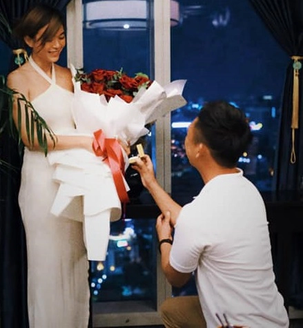 Bức ảnh nhận lời cầu hôn của nàng á hậu 2 của Hoa hậu Hoàn vũ Việt Nam 2017 đã khiến cõi mạng rần rần bởi người đẹp đã chứng minh lời hứa trước đó trở thành hiện thực.