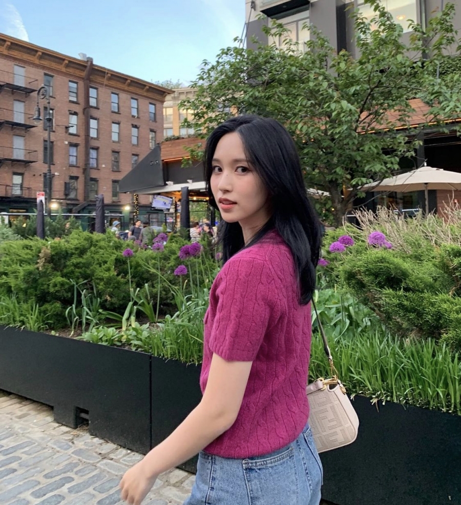 Mina (Twice) lại thích tông hồng đậm đà, quyến rũ hơn.