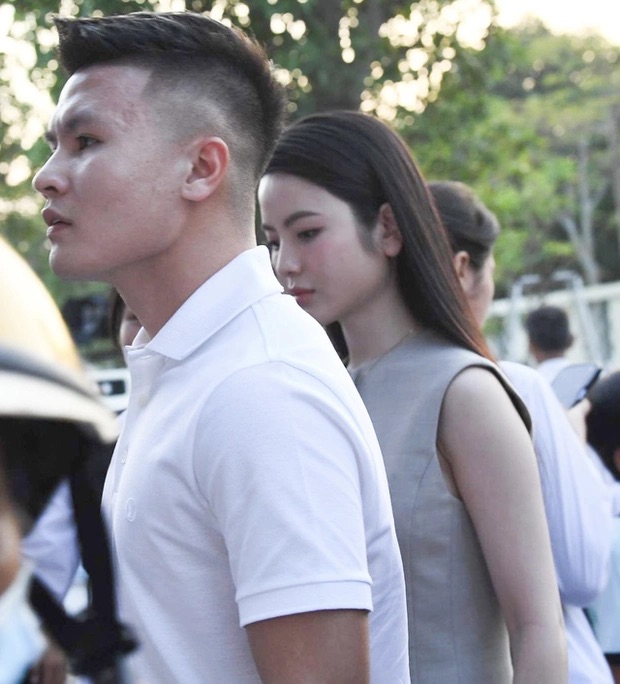 Chu Thanh Huyền gặp 'kiếp nạn' khi tự cắt tóc mái, sợ Quang Hải về nhà không nhận ra - Ảnh 5