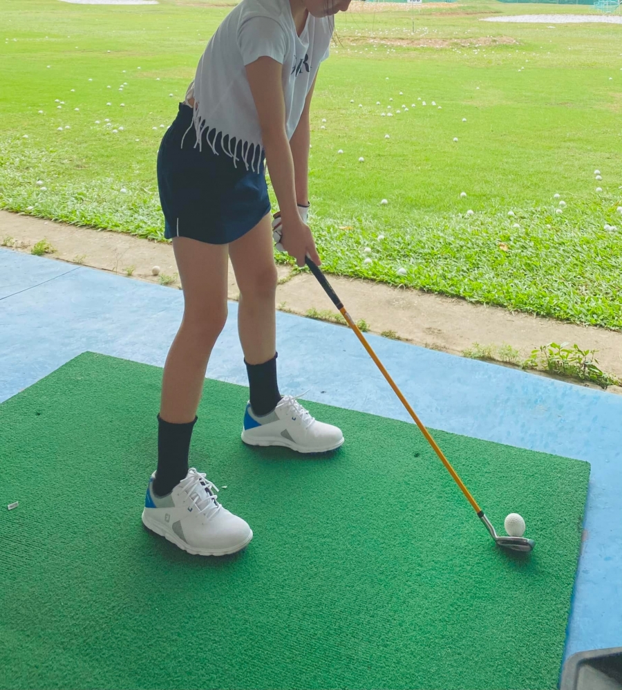 Con gái Công Vinh - Thủy Tiên khoe cặp chân siêu mẫu trên sân golf ở tuổi lên 9 - Ảnh 4
