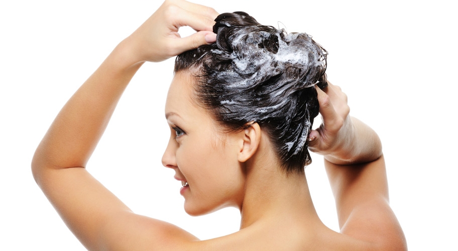 Cần làm ướt tóc rồi cho dầu gội lên tóc và massage nhẹ nhàng để dưỡng chất thấm sâu vào da đầu.