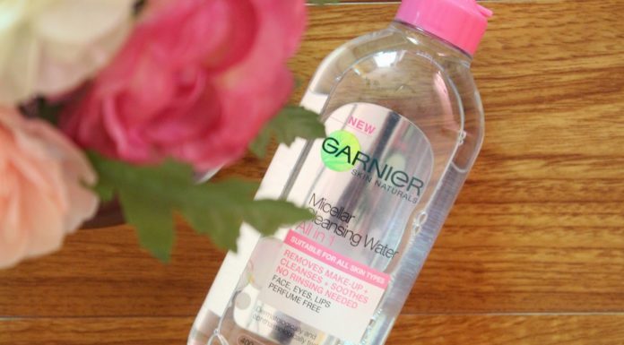 Nước tẩy trang Garnier Micellar Water nắp màu hồng dành riêng cho da nhạy cảm.