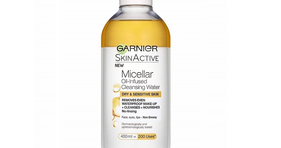 Nước tẩy trang Garnier Micellar Oily màu vàng với công nghệ Mixen giúp đánh bay lớp trang điểm, bụi bẩn cứng đầu.