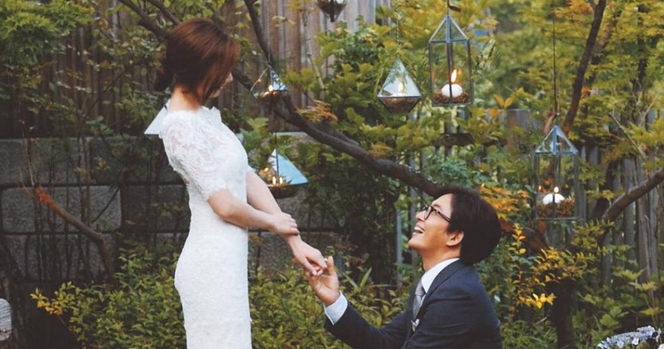 Bae Yong Joon có cuộc sống hôn nhân hạnh phúc bên nữ diễn viên Park Soo Jin kém anh 13 tuổi.