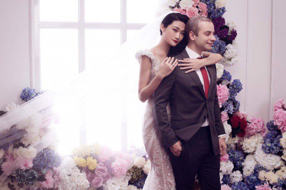Người mẫu Kha Mỹ Vân kết hôn với chồng là người ngoại quốc vào năm 2017 sau 2 năm yêu nhau.