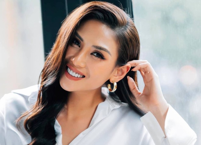 Võ Hoàng Yến vừa là một Á hậu cuộc thi Hoa hậu Hoàn Vũ Việt Nam, vừa là siêu mẫu của cuộc thi Người mẫu Việt Nam.