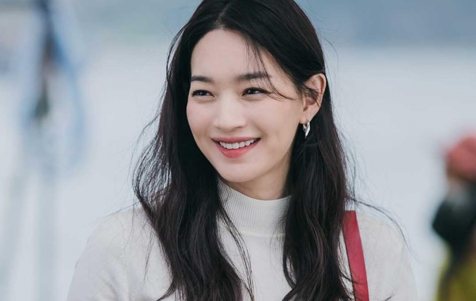 Shin Min Ah là một nữ diễn viên nổi tiếng của Hàn Quốc. Cô được biết qua nhiều bộ phim như: Bạn gái tôi là Hồ ly, Nữ thần của tôi, Điệu nhảy Cha-cha-cha làng biển...