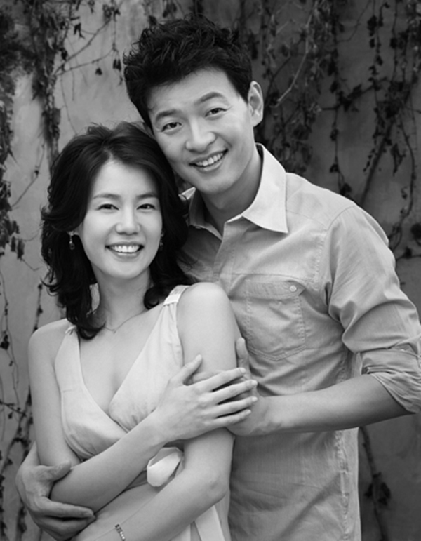 Sau gần 20 năm đóng phim 'Giày thủy tinh', Kim Ji Ho hiện đang hạnh phúc bên nam diễn viên Kim Ho Jin và một cô con gái.