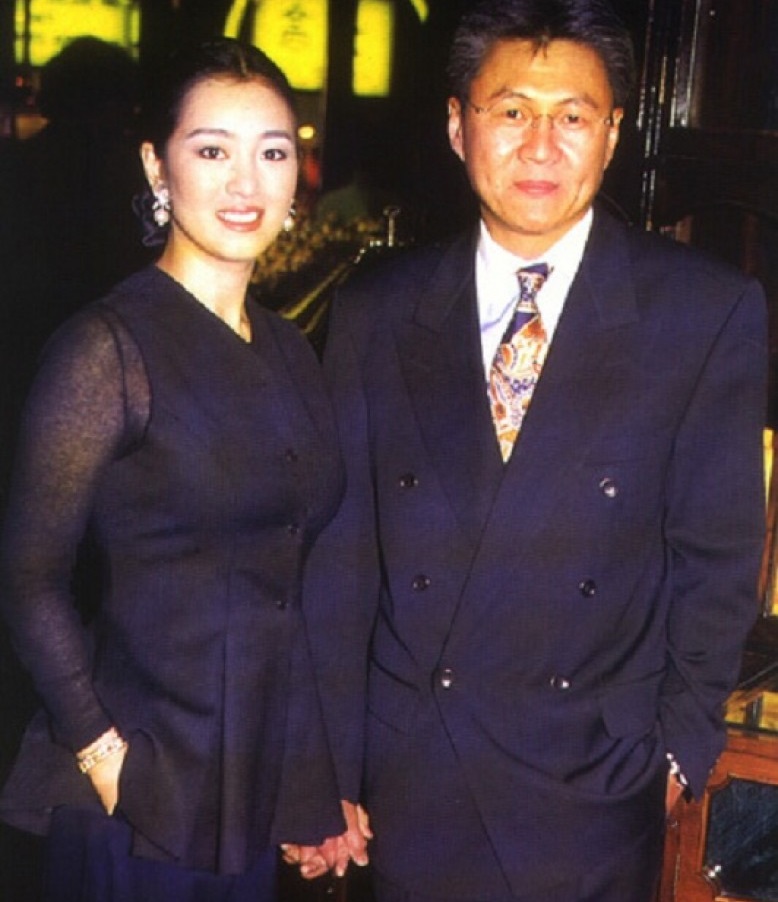 Củng Lợi có cuộc hôn nhân với triệu phú Singapore Hoàng Hòa Tường hơn 10 năm không con cái.