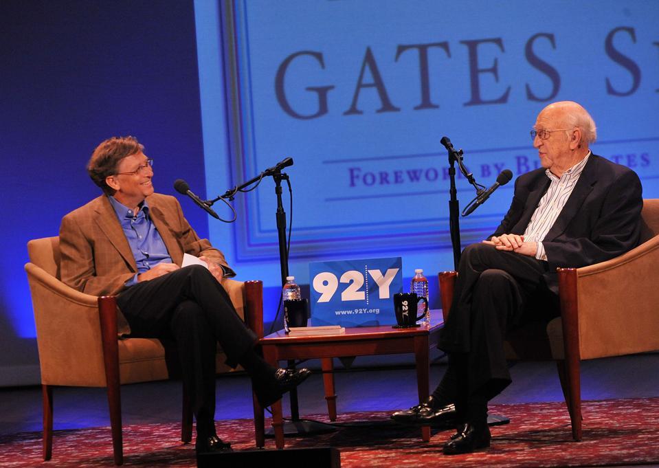 Bill Gates và cha trong một cuộc đối thoại trên truyền hình.