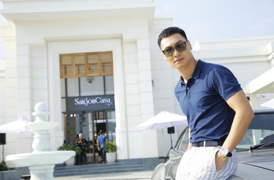 Mạnh Trường là một nam diễn viên nổi tiếng của Việt Nam khi tham gia nhiều bộ phim truyền hình, đặc biệt là bộ phim 'Hương vị tình thân' đang chiếu trên kênh VTV1.