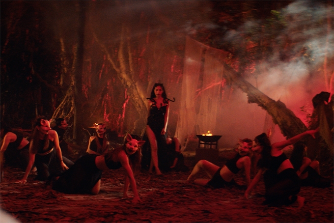 Cảnh nhảy múa dưới địa ngục đầy ma mị của Thủy Tiên cùng dàn vũ nữ.