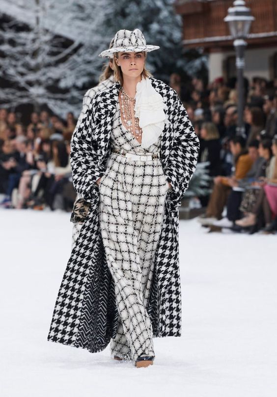 Áo khoác vải dạ từ thương hiệu Chanel