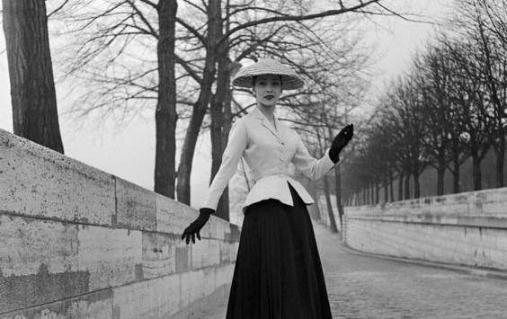 Công thức phối áo blazer và chân váy xếp ly của sao Việt.