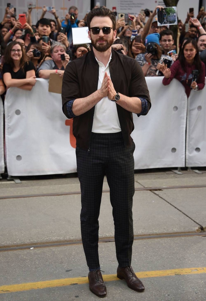 Chris Evans được đánh giá là nam tính và năng động trong Liên Hoan Phim Toronto