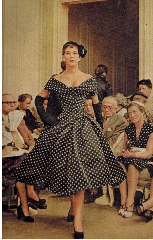 Thiết kế váy chấm bi đã làm nên dấu ấn riêng của nhà mốt Dior