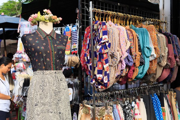 Kinh nghiệm săn quần áo hàng thùng xịn xò tại chợ Bà Chiểu