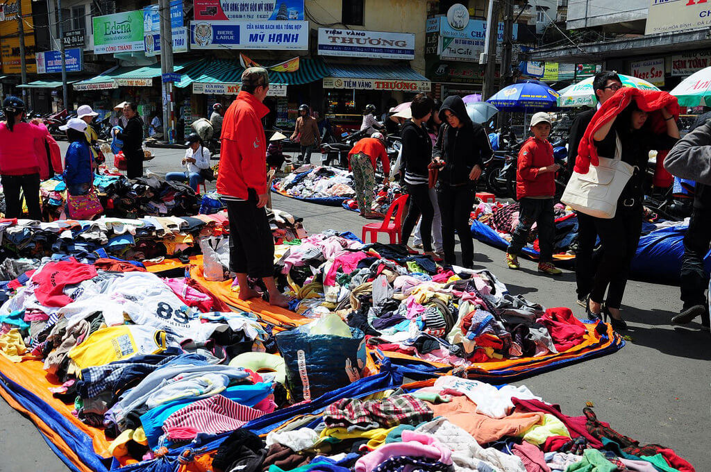 Săn quần áo hàng thùng xịn tại chợ Châu Long – An Giang.