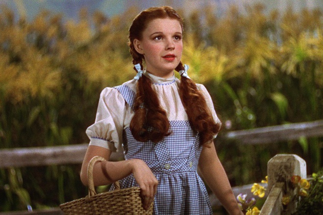 Cô bé Dorothy trong phim Phù thủy xứ Oz xây dựng hình tượng họa tiết gingham như một phần của văn hóa đồng quê Mỹ.