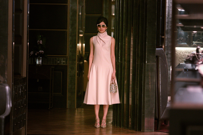 Vẻ đẹp ngọt ngào của Young Teo (do Gemma Chan thủ vai) được phô diễn trọn vẹn khi diện đầm hồng pastel với điểm nhấn thiết kế ở cổ.(Ảnh: Maisonjsc )