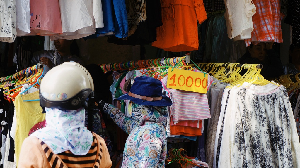 Chợ đồ secondhand Hoàng Hoa Thám, Sài Gòn: Mua hàng thùng không phải 'bộ môn' dành cho những người hời hợt - Ảnh 3