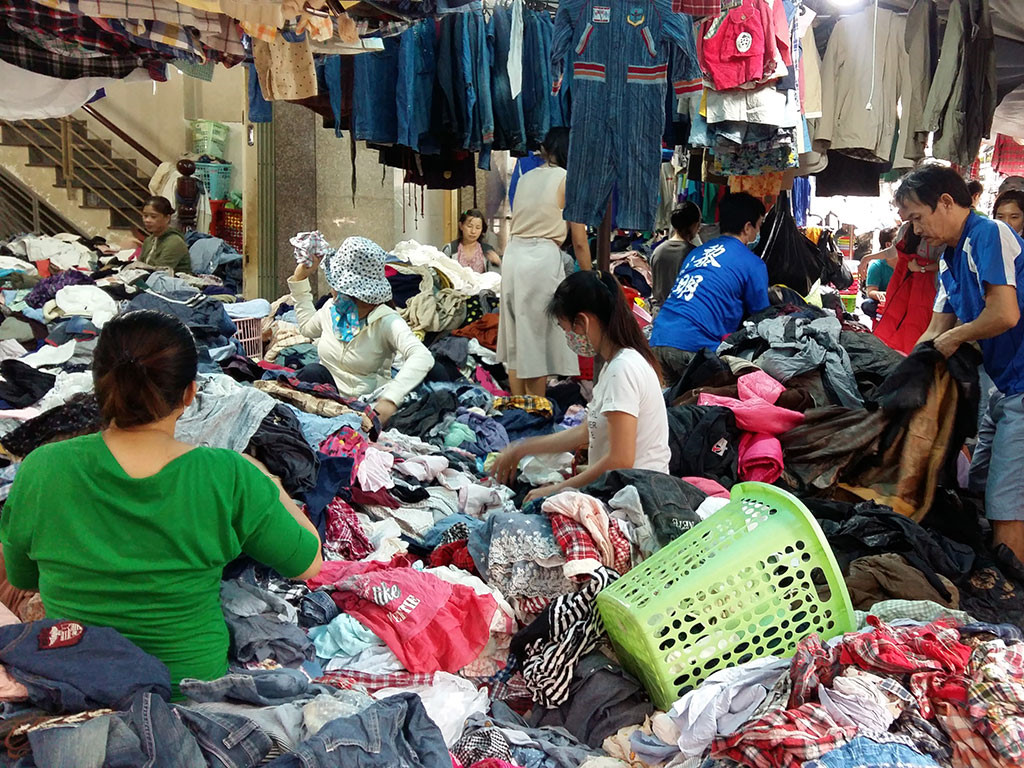 Chợ đồ secondhand Hoàng Hoa Thám, Sài Gòn: Mua hàng thùng không phải 'bộ môn' dành cho những người hời hợt - Ảnh 2