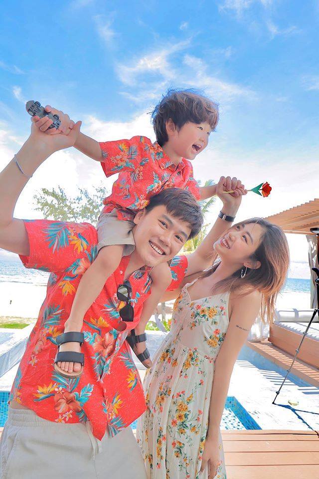 Gia đình Trang Lou vui mắt trong trang phục Hawaii