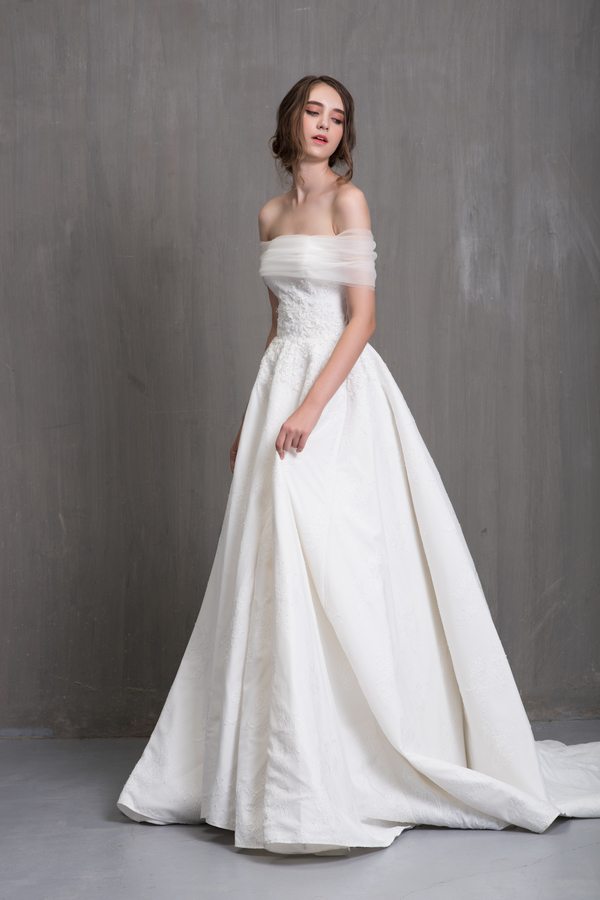 Chiều cao khiêm tốn cộng với sự không cân đối về số đo 3 vòng thì chiếc váy cưới trần vai là lựa chọn hoàn hảo.