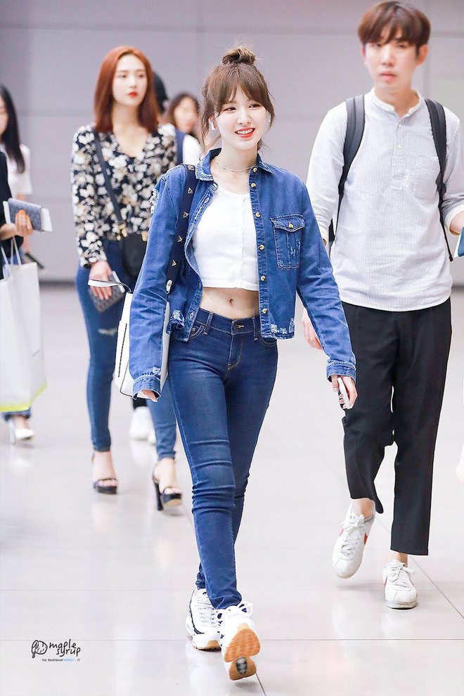 Wendy (Red Velvet) với áo denim ngắn cá tính, tôn vóc dáng