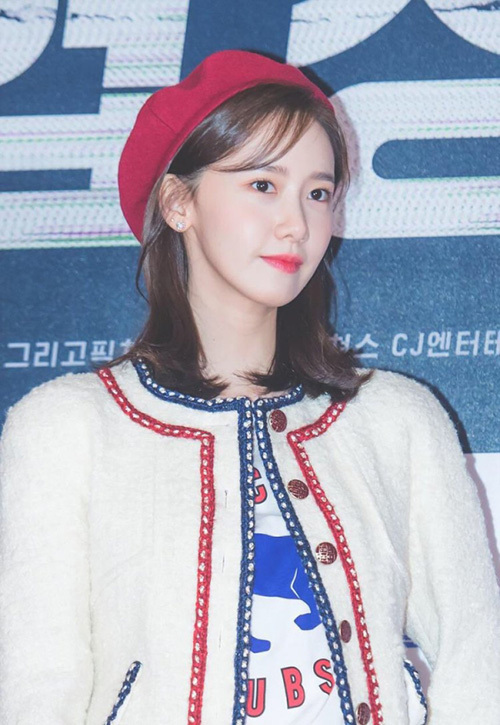 Yoon Ah trong chiếc mũ beret đỏ đồng màu với họa tiết trên áo khoác, tạo nét hài hòa cho bộ trang phục.