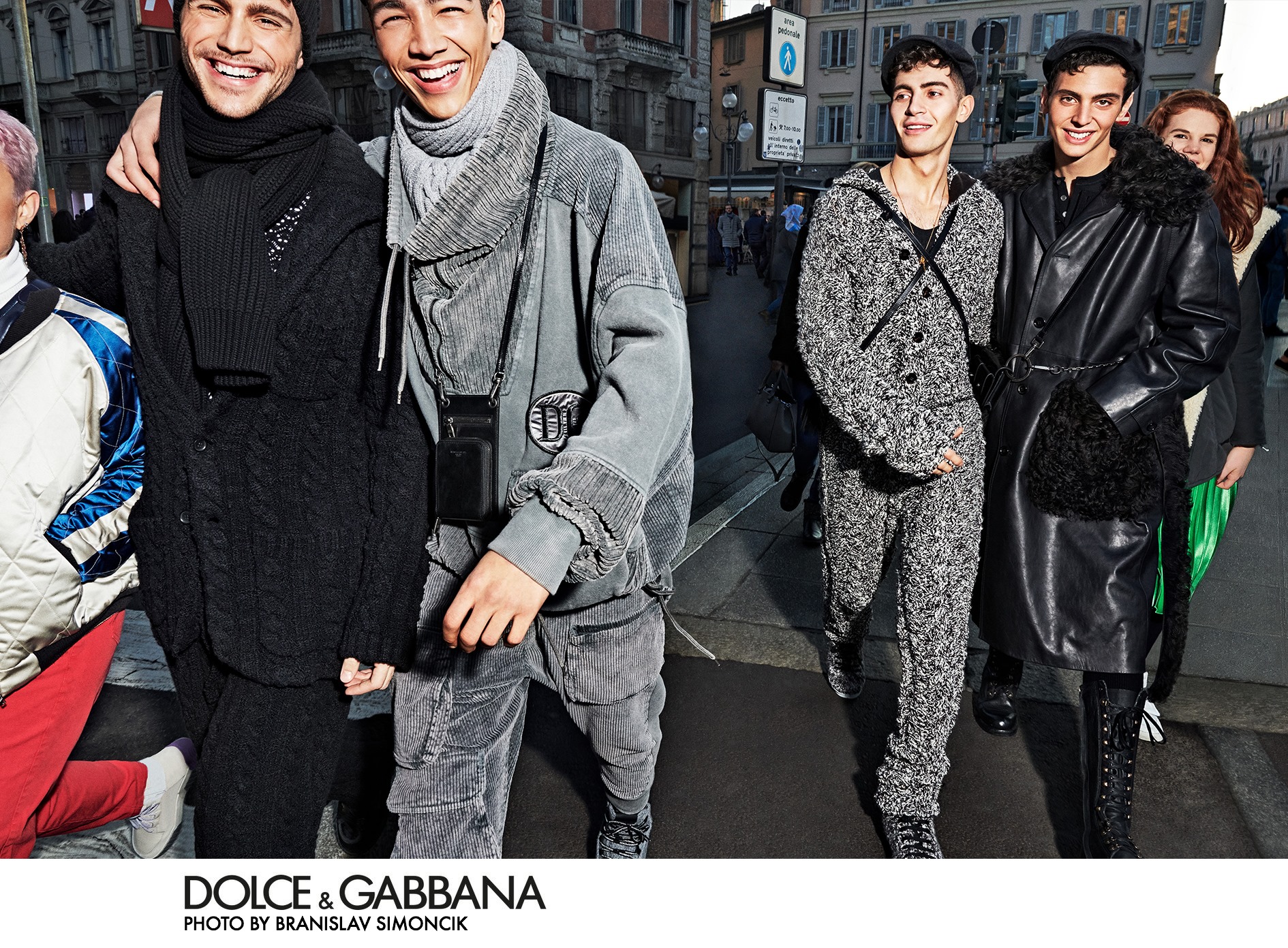 Sắc xám trên chất liệu nhung, len ấm áp, sang trọng (Ảnh: Dolce & Gabbana)